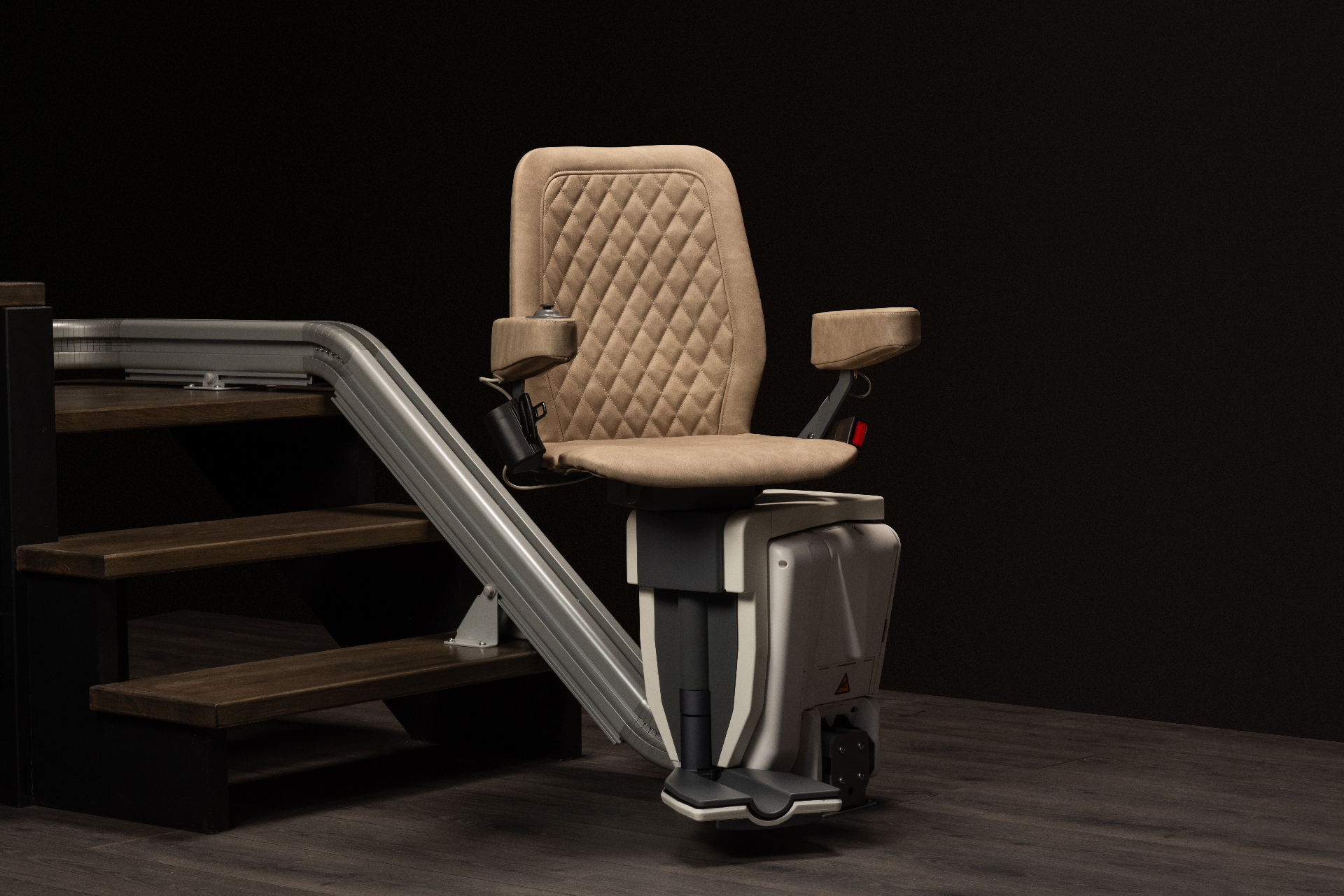 Fauteuil de monte-escalier en cuir beige, siège pivotant et repose-pieds en position haut d'escalier